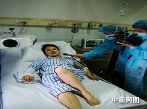 成都公交车燃烧亲历者:事发时有汽油味