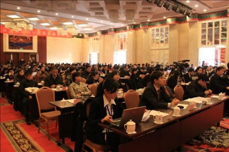 获奖单位代表认真听主席台上领导发言