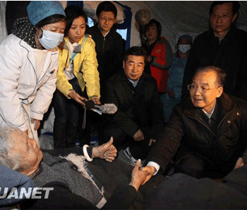 温家宝：救人最紧迫 一个人也不放弃