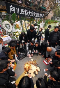 约10万民众抵上海火灾现场献花致哀