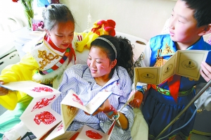 民族团结小学的师生代表来到武警总医院,看望玉树震区藏族女孩卓玛